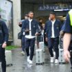 Tausende Fans begrüßen DFB-Team in Herzogenaurach – trotz strömenden Regens