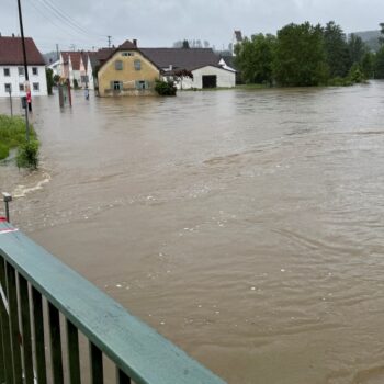 Hochwasser-Liveblog: Dammbruch bei Augsburg – Menschen in Sicherheit gebracht