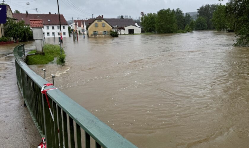 Hochwasser-Liveblog: Dammbruch bei Augsburg – Menschen in Sicherheit gebracht
