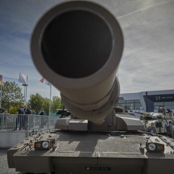 PARIS, FRANCE - 14 JUIN : Le char Leclerc exposé sur le stand de KMW (Krauss-Maffei Wegmann) + Nexter au salon international de la défense et de la sécurité Eurosatory, le 14 juin 2022 à Paris, France. Selon les organisateurs d'Eurosatory, 73 % des visiteurs de cette édition provenaient de pays européens. (Photo by Kiran Ridley/Getty Images) (Photo by Kiran Ridley / GETTY IMAGES EUROPE / Getty Images via AFP)