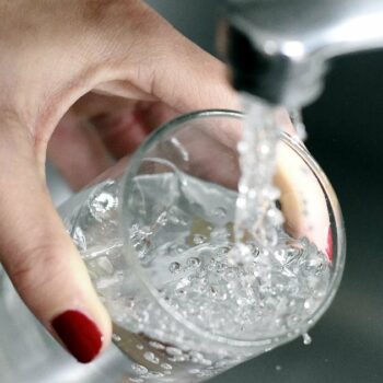 La présence généralisée de résidus d'un fongicide dans l'eau du robinet ne présente "pas de risque sanitaire" mais des "mesures plus régulières" du produit vont être mises en place, selon le gouvernement