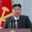 Le dirigeant nord-coréen, Kim Jong-un, le 21 mai 2024, prononçant un discours à l'école centrale de formation des cadres du Parti du travail de Corée, à Pyongyang.