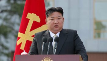 Le dirigeant nord-coréen, Kim Jong-un, le 21 mai 2024, prononçant un discours à l'école centrale de formation des cadres du Parti du travail de Corée, à Pyongyang.