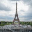 Des cercueils déposés au pied de la tour Eiffel, trois personnes en garde à vue