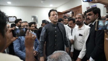 Au Pakistan, l’ancien Premier ministre Imran Khan acquitté des charges de divulgation de documents classifiés