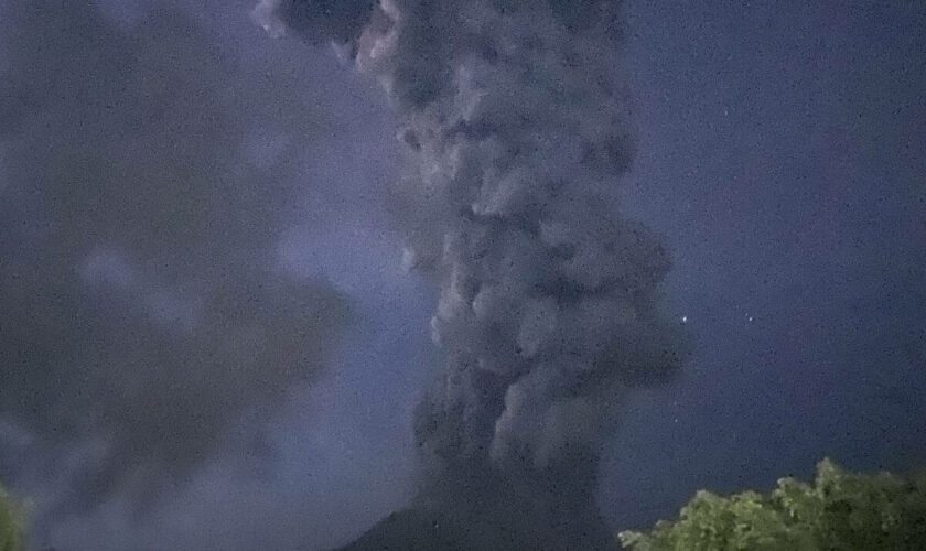 Aux Philippines, un volcan entre en « éruption explosive », la population en alerte