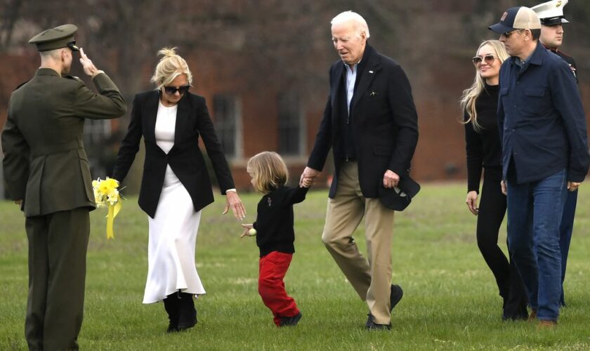 Joe Biden et sa famille, dont son fils Hunter (à droite de la photo), à Camp David dans le Maryland (État du nord-est des États-Unis), le 31 mars 2024.