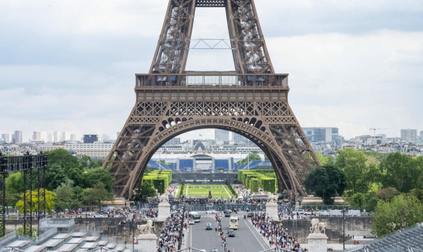 Cercueils à la tour Eiffel : l'étonnant profil des suspects arrêtés