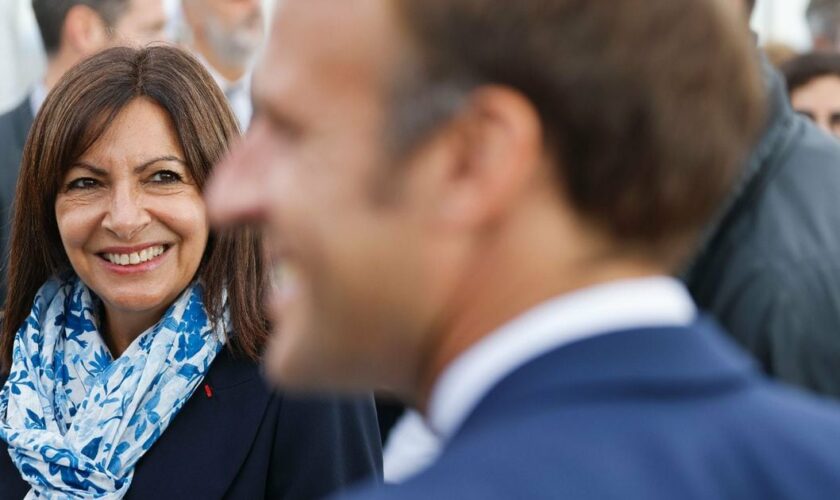 La maire socialiste de Paris Anne Hidalgo et le président français Emmanuel Macron lors de l'inauguration de l'emballage de l'Arc de Triomphe par l'artiste Christo à Paris le 16 septembre 2021
