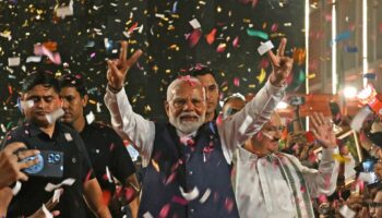 Le Premier ministre indien Narendra Modi fait le signe de la victoire en arrivant au siège de son parti, le BJP, le 4 juin 2024 à New Delhi