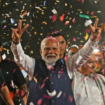 Le Premier ministre indien Narendra Modi fait le signe de la victoire en arrivant au siège de son parti, le BJP, le 4 juin 2024 à New Delhi