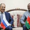 Le ministre russe des Affaires étrangères Sergueï Lavrov avec le ministre des Affaires étrangères du Burkina Faso Jean Marie Karamoko Traore, à Ouagadougou, le 4 juin 2024