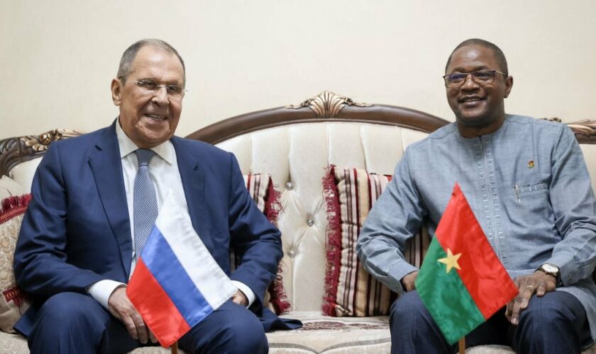 Le ministre russe des Affaires étrangères Sergueï Lavrov avec le ministre des Affaires étrangères du Burkina Faso Jean Marie Karamoko Traore, à Ouagadougou, le 4 juin 2024
