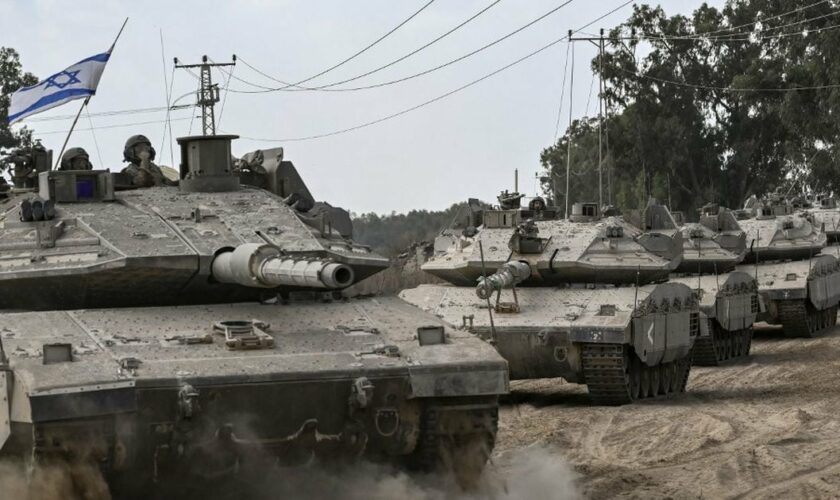 Des chars de combat Merkava de l'armée israélienne qui se déploient le long de la frontière avec la bande de Gaza, dans le sud d'Israël, le 13 octobre 2023