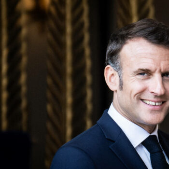 Elections européennes : pourquoi l’interview de Macron aux JT de TF1 et France 2 fait-elle polémique ?