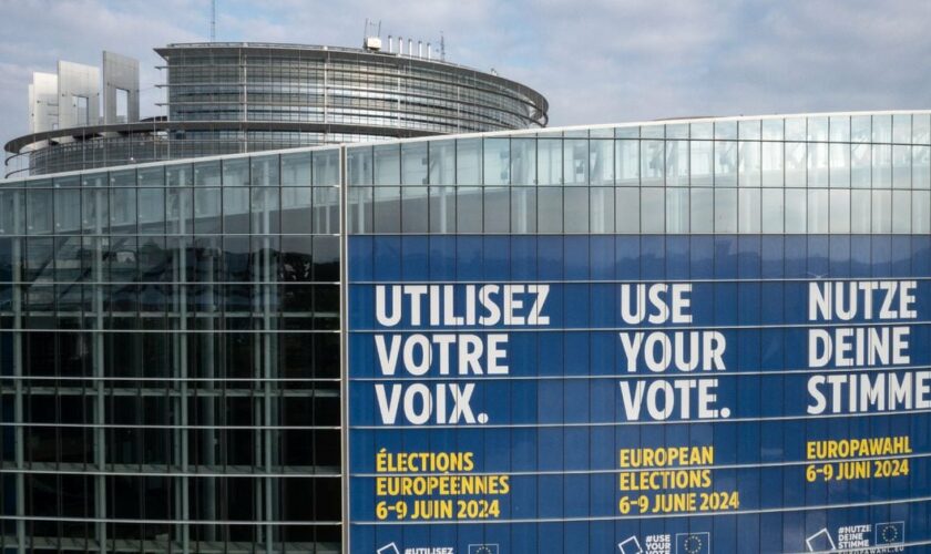 Une affiche géante annonce les élections européennes à venir, sur la façade du Parlement européen à Strasbourg, le 8 mai 2024