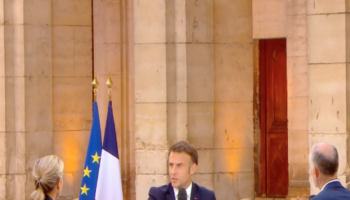 Macron annonce la cession d’avions de combat Mirage 2000 à l’Ukraine