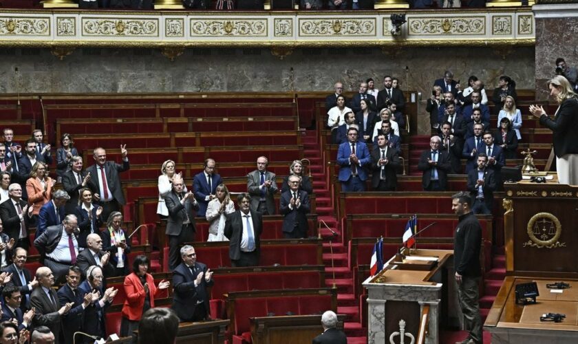 Le président ukrainien Volodymyr Zelensky devant une Assemblée nationale française clairsemée, le 7 juin 2024