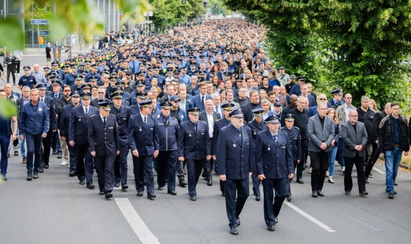 Islamismus: Polizeibeamte gedenken des bei Messerangriff getöteten Polizisten