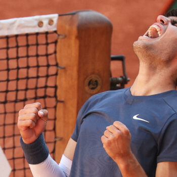 Roland Garros : Carlos Alcaraz écarte Jannik Sinner pour s’offrir sa première finale à Paris, avec un record à la clé