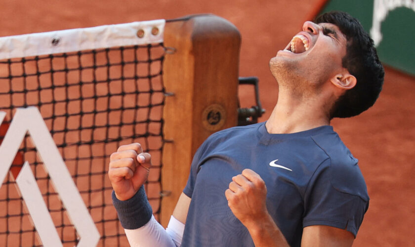 Roland Garros : Carlos Alcaraz écarte Jannik Sinner pour s’offrir sa première finale à Paris, avec un record à la clé