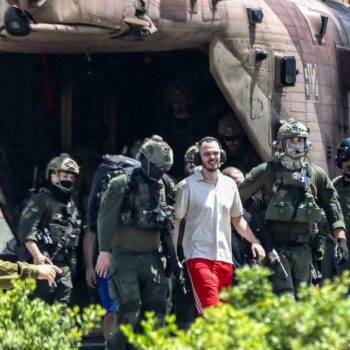 L'otage israélien Andrei Kozlov, 27 ans, sort d'un hélicoptère qui a atterri sur le terrain du centre médical Sheba, après son sauvetage par l'armée israélienne de la bande de Gaza, à Ramat Gan près de Tel Aviv, le 8 juin 2024, dans le cadre du conflit en cours dans le territoire palestinien entre Israël et le groupe militant Hamas. L'armée israélienne a déclaré que ses troupes avaient sauvé quatre otages israéliens vivants dans la bande de Gaza après une « opération complexe de jour » le 8 juin. Les quatre otages avaient été enlevés par des militants du Hamas lors du festival de musique Nova le 7 octobre, a déclaré l'armée dans un communiqué, ajoutant que les quatre otages avaient été emmenés à l'hôpital et se trouvaient dans un « bon état de santé ». (Photo Gideon MARKOWICZ / AFP) / Israël OUT