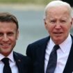 Le président français Emmanuel Macron (à gauche) et son homologue américain Joe Biden le 6 juin 2024 à Saint-Laurent-sur-Mer, en Normandie, dans le nord-ouest de la France