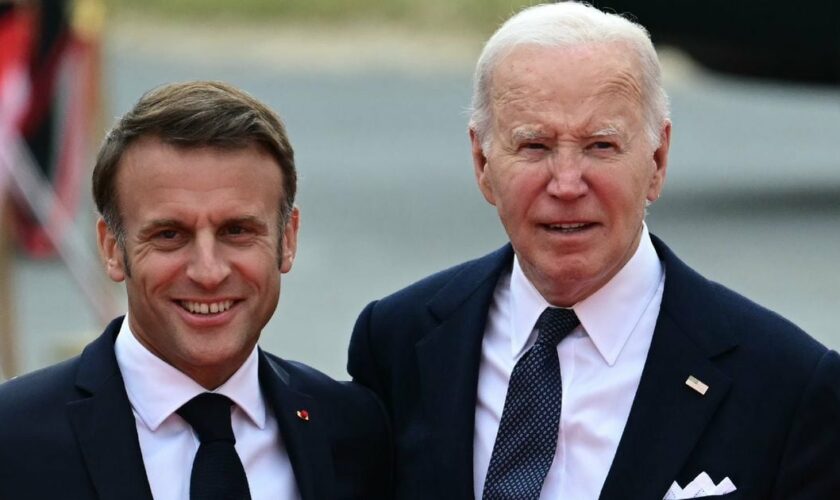 Le président français Emmanuel Macron (à gauche) et son homologue américain Joe Biden le 6 juin 2024 à Saint-Laurent-sur-Mer, en Normandie, dans le nord-ouest de la France