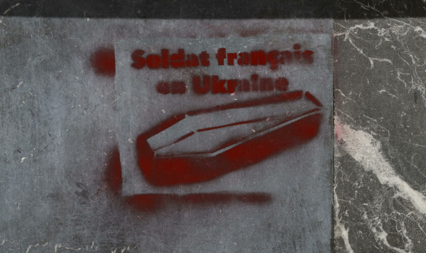 Paris : ces tags de cercueils de « soldats français en Ukraine », une possible nouvelle affaire d’ingérence étrangère