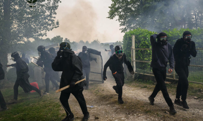 Mobilisation contre l’A69 : des affrontements en cours entre manifestants et forces de l’ordre