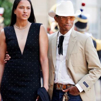 Pharrell Williams est arrivé avec son chapeau de cow-boy au dîner d’État à l’Élysée