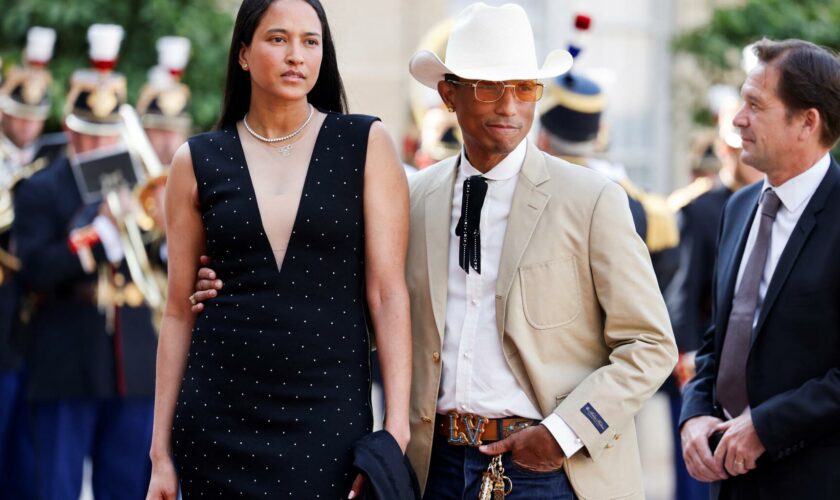 Pharrell Williams est arrivé avec son chapeau de cow-boy au dîner d’État à l’Élysée