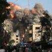 Une boule de feu et un nuage de fumée s'élèvent après une frappe aérienne israélienne contre la localité d'al-Bureij, dans le centre de la bande de Gaza, le 3 juin 2024