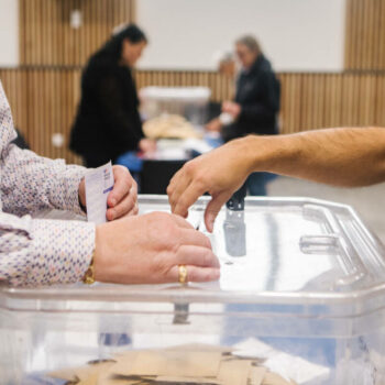 Européennes : 45,26 % des électeurs français ont voté à 17 heures, vers une participation record pour ce scrutin