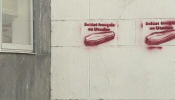Des tags rouges représentant des cercueils découverts dans le VIIe arrondissement de Paris