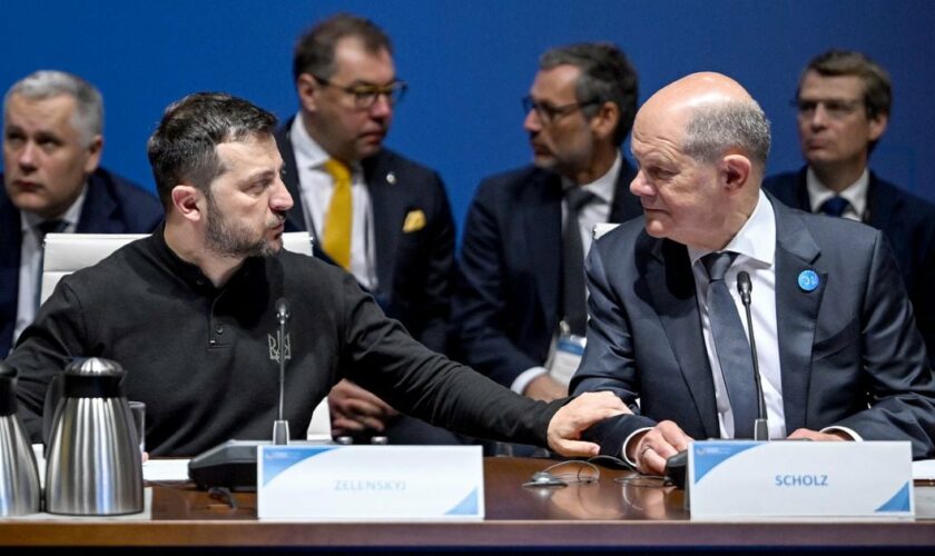 Le président ukrainien Volodymyr Zelensky (G) et le chancelier allemand Olaf Scholz au début d'une conférence sur la reconstruction de l'Ukraine, à Berlin le 11 juin 2024