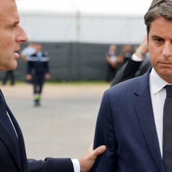 Le président Emmanuel Macron et le Premier ministre Gabriel Attal à Saint-Laurent-sur-Mer, dans le Calvados, le 6 juin 2024