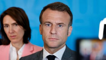 La président français Emmanuel Macron répond aux questions des journalistes à Bruxelles le 17 avril 2024