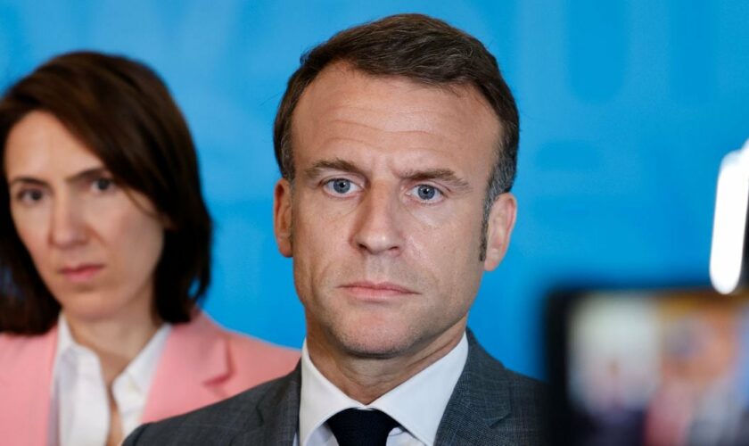 La président français Emmanuel Macron répond aux questions des journalistes à Bruxelles le 17 avril 2024