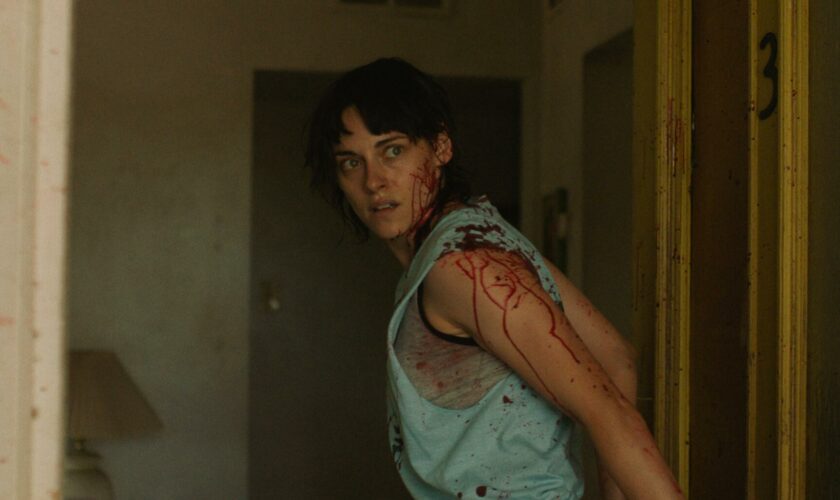 Au cinéma, le film « Love Lies Bleeding » avec Kristen Stewart dissèque les corps sous toutes ses coutures