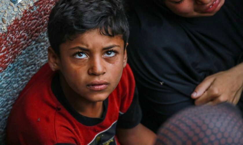 Un jeune Palestinien pleure après un bombardement israélien à Nousseirat sur une école de l'agence de l'ONU pour les réfugiés palestiniens (Unrwa), dans le centre de la bande de Gaza, le 6 juin 2024