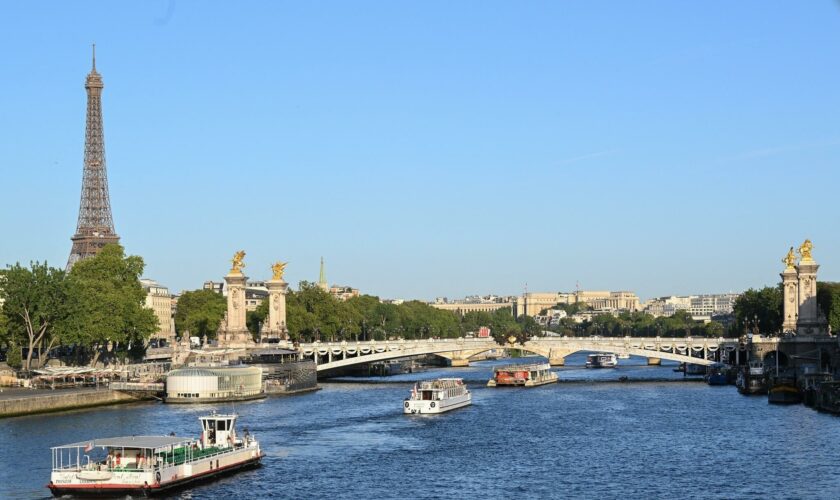 JO de Paris 2024 : des bateaux-taxis sur la Seine entre le Louvre et la tour Eiffel