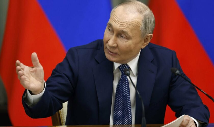 Photo diffusée par l'agence russe Sputnik du président Vladimir Poutine lors d'une réunion avec les membres du gouvernement, le 6 mai 2024 à Moscou