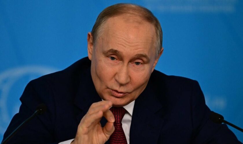 Vladimir Poutine devant les cadres du ministère russe des Affaires étrangères vendredi 14 juin 2024.