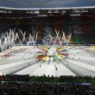 Fußball-EM: Heidi Beckenbauer trägt EM-Pokal bei Eröffnungszeremonie