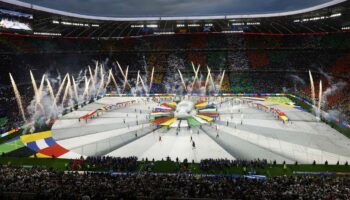 Fußball-EM: Heidi Beckenbauer trägt EM-Pokal bei Eröffnungszeremonie