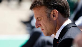 Le président français Emmanuel Macron assiste à une cérémonie marquant le 80e anniversaire du massacre de 643 personnes par les forces allemandes nazies, à Oradour-sur-Glane, dans le sud-ouest de la France, le 10 juin 2024. (Photo by Ludovic MARIN / POOL / AFP)