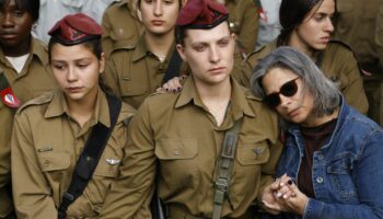 Des soldates israéliennes lors de funérailles militaires, le 7 mars 2024, à Netanya.