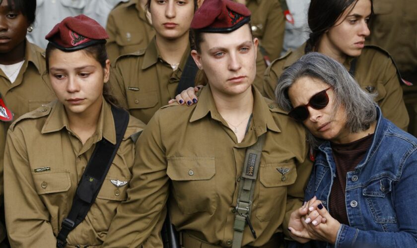 Des soldates israéliennes lors de funérailles militaires, le 7 mars 2024, à Netanya.