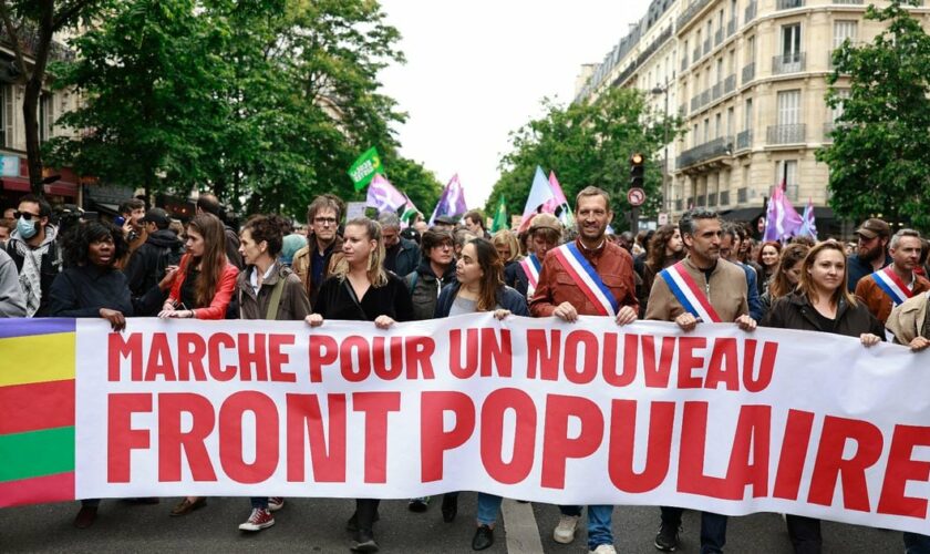 Danièle Obono (2e g), Mathilde Pano (LFI) (5e g), Ian Brossat (PCF) (2e d) et Najat Vallaud-Belkacem défilent avec une bannière "Marche pour un Nouveau Front populaire" lors d'une manifestation contre l'extrême droite, le 15 juin 2024 à Paris